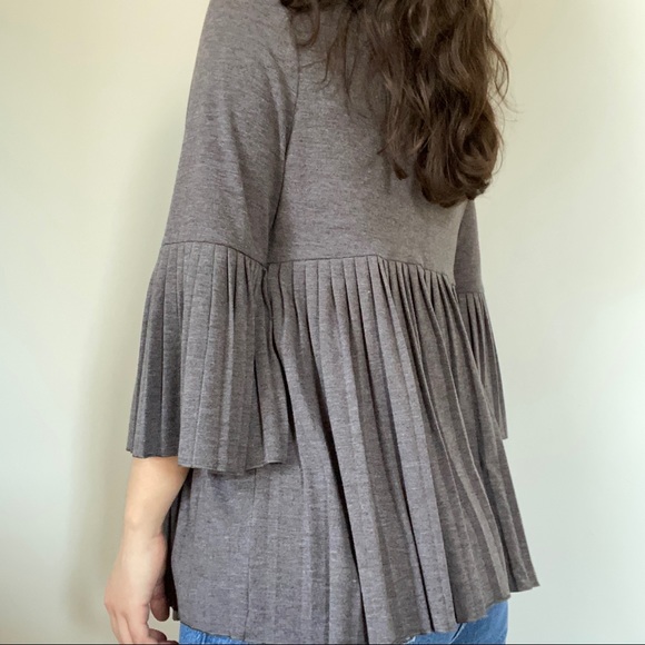 3/$25 🌷 Grey Ruffle and Bell Sleeve Cardigan - Picture 2 of 4